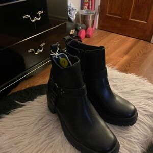 Black Ankle Boots size 9 true to size woman